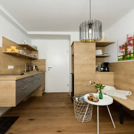 Macho Apartment *